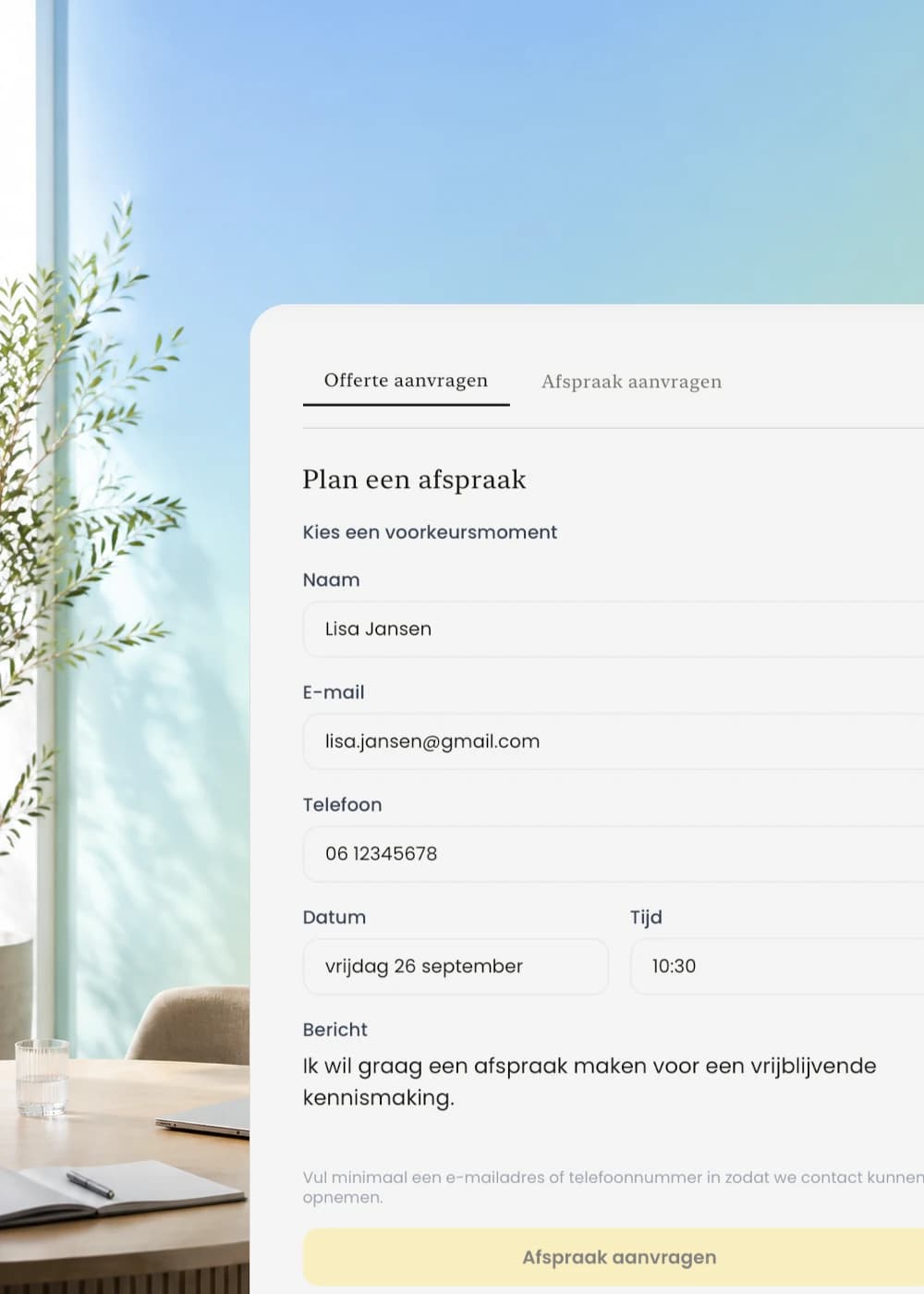 Het aanvraagformulier op een Zaakly-website, met tabbladen voor een offerte of een afspraak, de ingevulde gegevens van een bezoeker en een knop om de afspraak aan te vragen