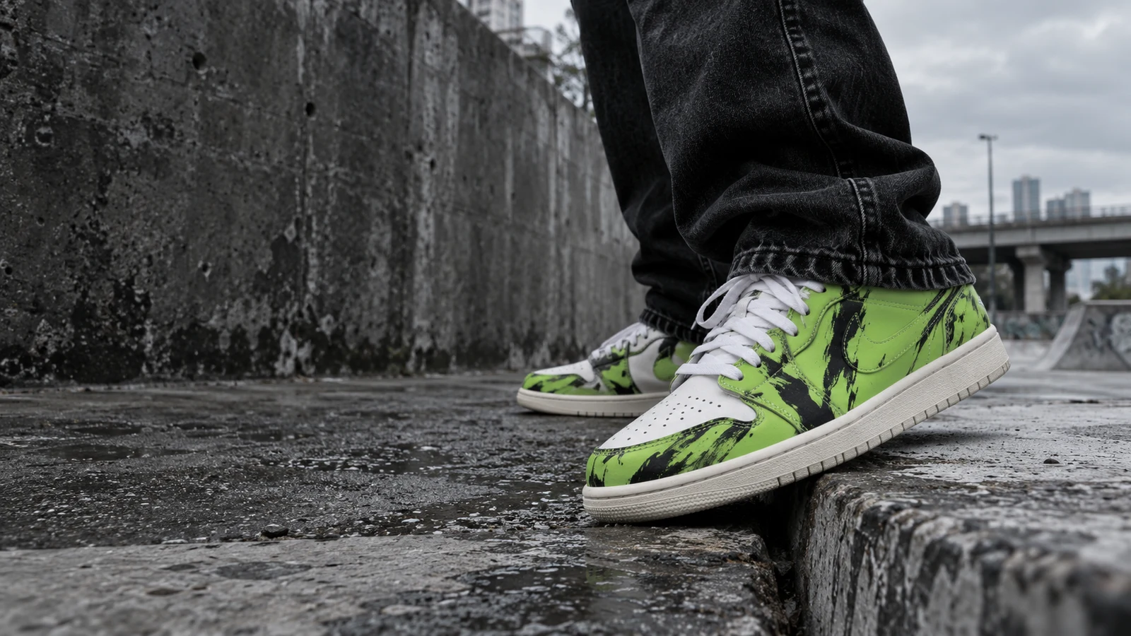 Handgeschilderde acid green sneakers gedragen met zwarte denim op straat