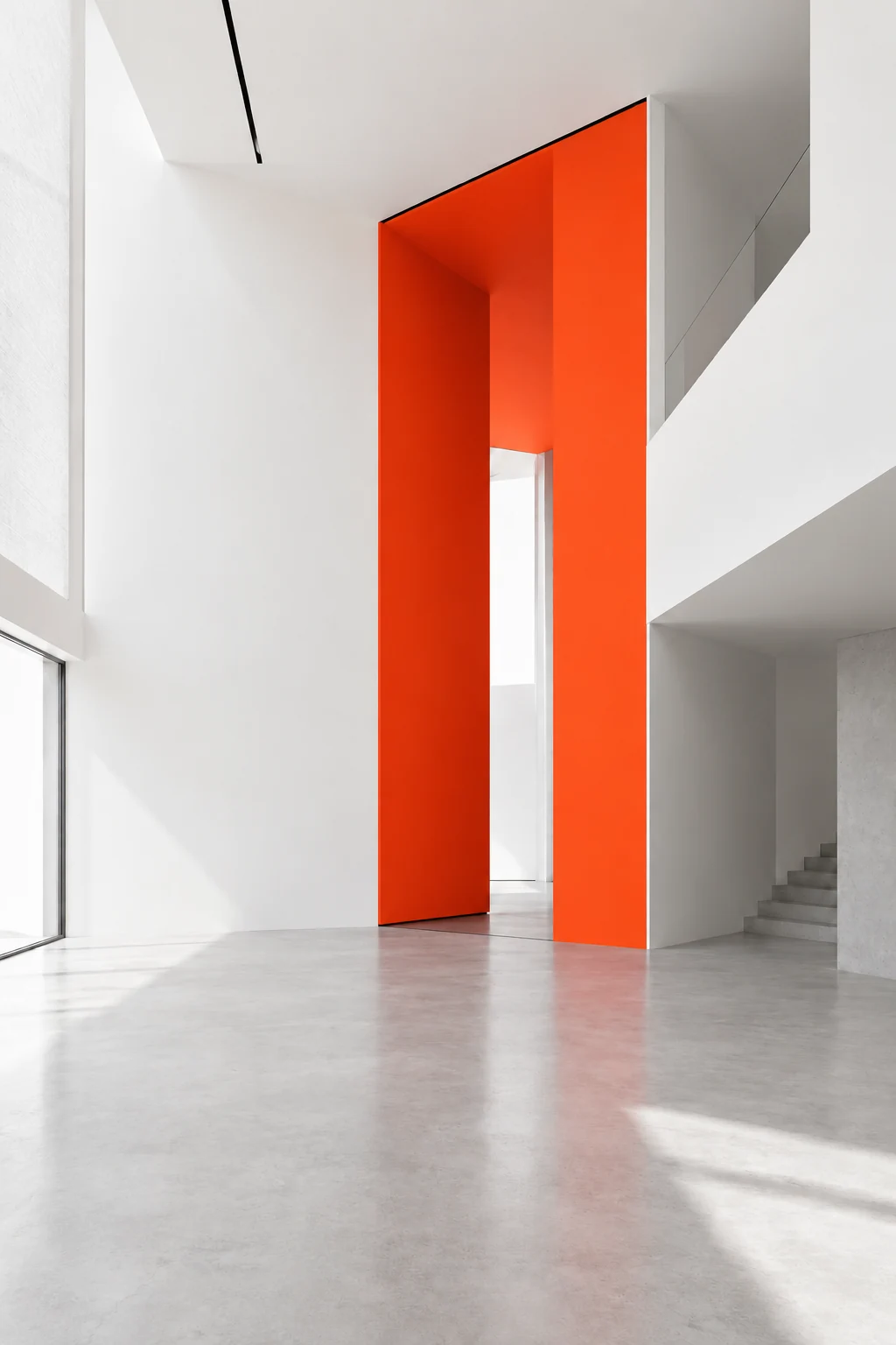 Witte architecturale ruimte met lichtgrijs beton en een monumentale oranje doorgang