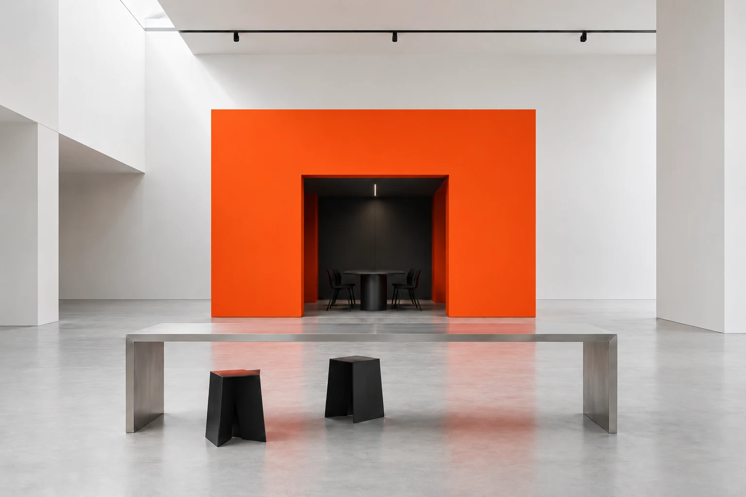 Witte werkruimte met een oranje architecturaal volume, chromen tafel en zwarte krukken